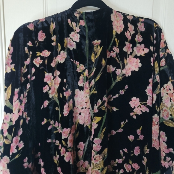 ARATTA Holiday Garden Velvet Black & Floral Kimono with Fringe. OS NWT MSRP $222 - Picture 10 of 11